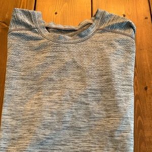 Lululemon men’s metal vent t shirt. Silver.
